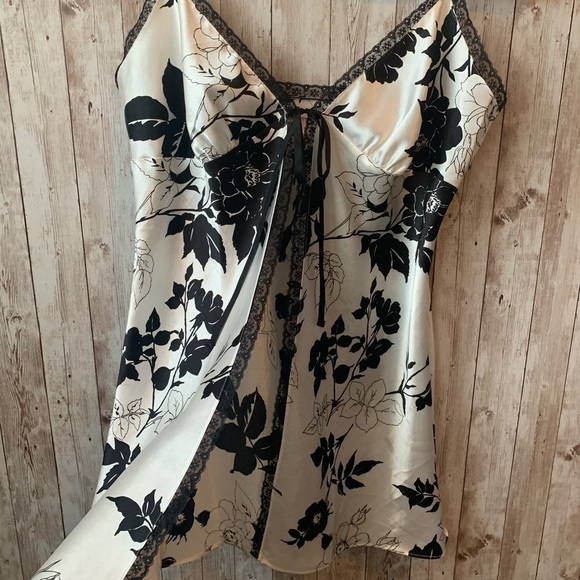 VICTORIA’S Secret Tie Front Babydoll - Picture 2 of 7